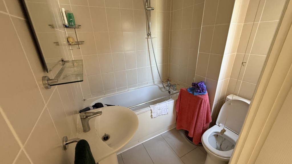 Lot: 104 - FIRST FLOOR TWO-BEDROOM MAISONETTE WITH BALCONY GARDEN AND PARKING - Internal image of bathroom
